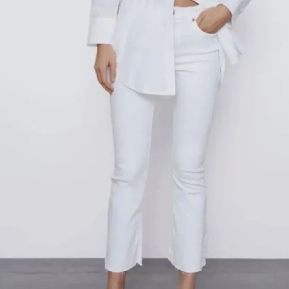 Zara, NWT, women’s raw hem crop flare jeans size 4 size 8